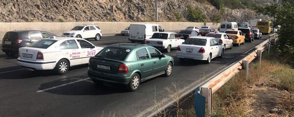 Пробки на центральных улицах Еревана, из-за перевернувшегося грузовика Пробки на центральных улицах Еревана, из-за перевернувшегося грузовика - Sputnik Արմենիա