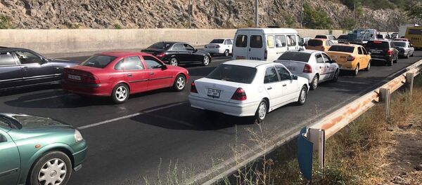 Пробки на центральных улицах Еревана, из-за перевернувшегося грузовика Пробки на центральных улицах Еревана, из-за перевернувшегося грузовика - Sputnik Армения