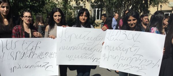 Акция протеста студентов Фонда Ширакский государственный университет имени М.Налбандяна Акция протеста студентов Фонда Ширакский государственный университет имени М.Налбандяна - Sputnik Արմենիա