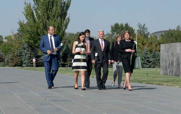 Алан Дункан посетил Мемориал жертв Геноцида армян в Цицернакаберде - Sputnik Армения