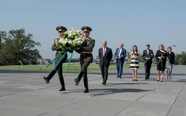 Алан Дункан посетил Мемориал жертв Геноцида армян в Цицернакаберде Алан Дункан посетил Мемориал жертв Геноцида армян в Цицернакаберде - Sputnik Армения