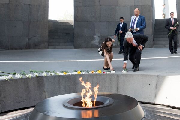 Алан Дункан посетил Мемориал жертв Геноцида армян в Цицернакаберде Алан Дункан посетил Мемориал жертв Геноцида армян в Цицернакаберде - Sputnik Армения