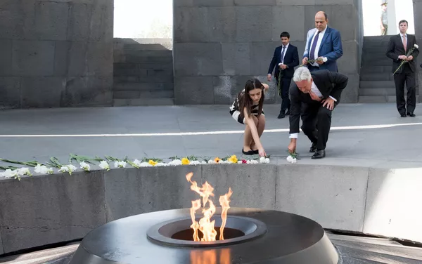 Алан Дункан посетил Мемориал жертв Геноцида армян в Цицернакаберде Алан Дункан посетил Мемориал жертв Геноцида армян в Цицернакаберде - Sputnik Армения