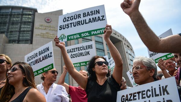 Акция протеста представителей турецких СМИ. Надпись на плакате: Свободные СМИ невозможно заставить замолчать - Sputnik Արմենիա