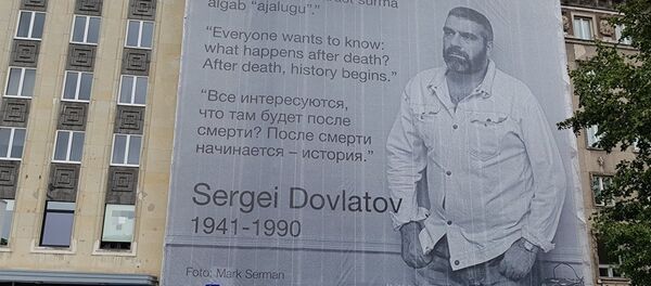 Портрет Сергея Довлатова на площади Вабадузе в Таллине - Sputnik Армения
