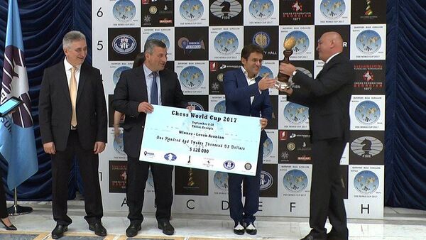 Левон Аронян на церемонии награждения после победы в финале Кубка мира по шахматам - Sputnik Արմենիա