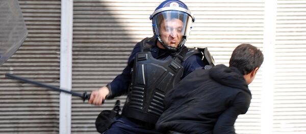 Турецкий полицейский бьет курдского демонстранта Турецкий полицейский бьет курдского демонстранта - Sputnik Армения