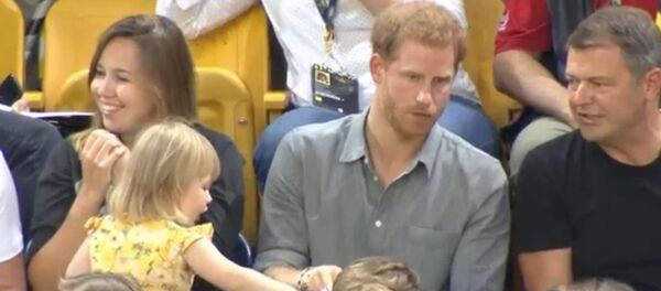 Девочка украла у принца Гарри попкорн Девочка украла у принца Гарри попкорн - Sputnik Армения