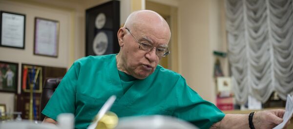 Директор научного центра сердечно-сосудистой хирургии им. А.Н. Бакулева, академик Лео Бокерия в своем рабочем кабинете - Sputnik Армения