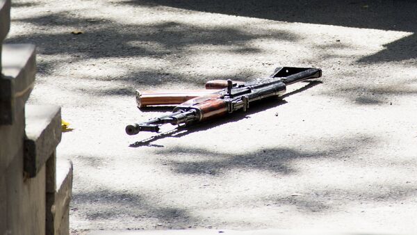 Оружие на месте на улице Бюзанда, где произошла стрельба - Sputnik Армения
