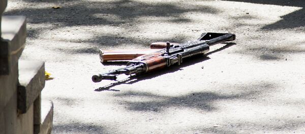 Оружие на месте на улице Бюзанда, где произошла стрельба - Sputnik Армения