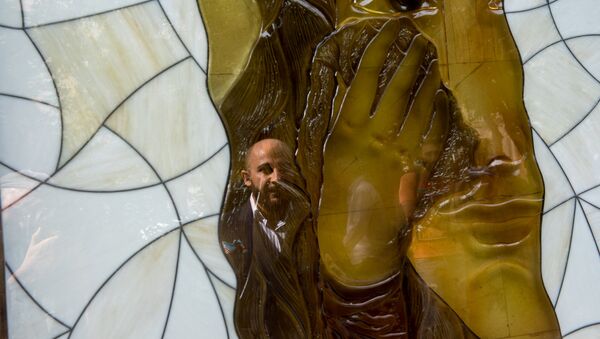Отражение Арама Николяна в инсталляция произведения Параджанова Плачущая Джоконда  - Sputnik Արմենիա