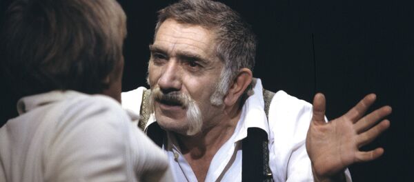 Сцена из спектакля Т. Уильямса Кошка на раскаленной крыше Сцена из спектакля Т. Уильямса Кошка на раскаленной крыше - Sputnik Армения