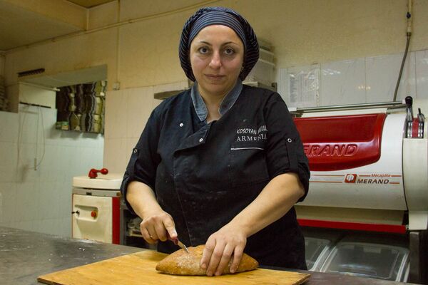 Пекарь Нелли Косоян. Французский хлеб армянской выпечки в Арзни - Sputnik Армения