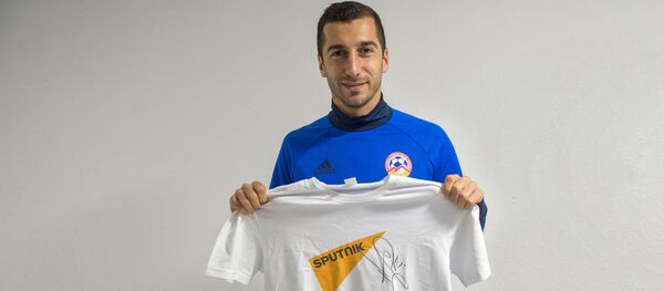 Генрих Мхитарян с майкой Sputnik Армения и собственным афтографом на ней - Sputnik Армения