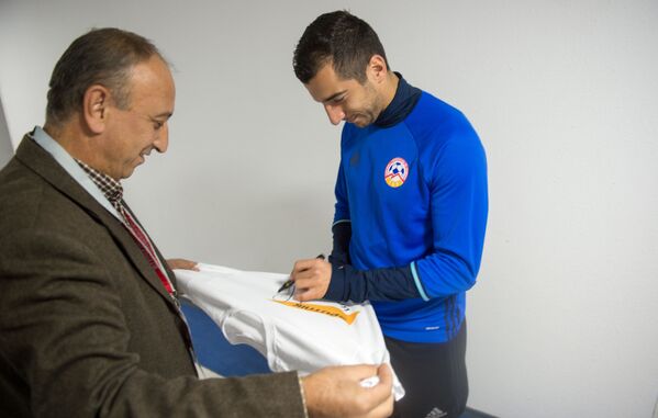 Генрих Мхитарян подписывает футболку Sputnik Армения - Sputnik Армения