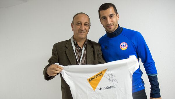 Генрих Мхитарян подписывает футболку Sputnik Армения - Sputnik Армения