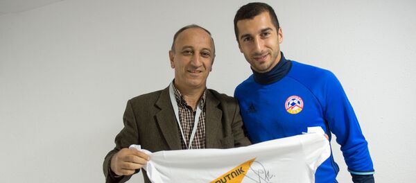 Генрих Мхитарян подписывает футболку Sputnik Армения Генрих Мхитарян подписывает футболку Sputnik Армения - Sputnik Արմենիա