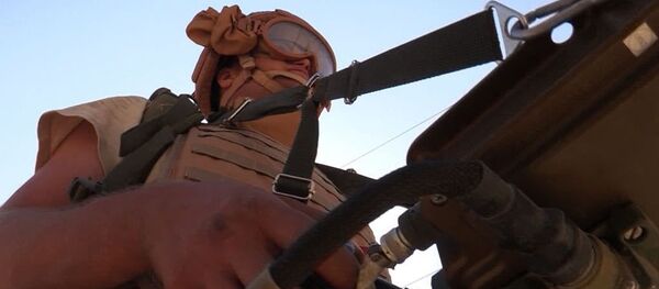 Сапер во время мероприятий по разминированию сирийского города Дейр-эз-Зор - Sputnik Армения