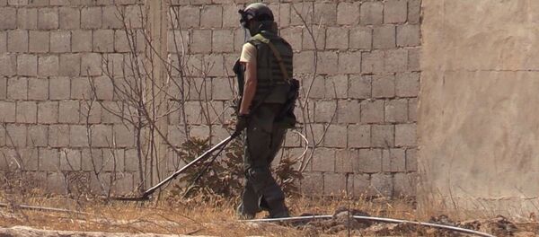 Сапер во время мероприятий по разминированию сирийского города Дейр-эз-Зор Сапер во время мероприятий по разминированию сирийского города Дейр-эз-Зор - Sputnik Армения