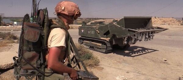 Инженерная бронетехника во время мероприятий по разминированию сирийского города Дейр-эз-Зор - Sputnik Армения