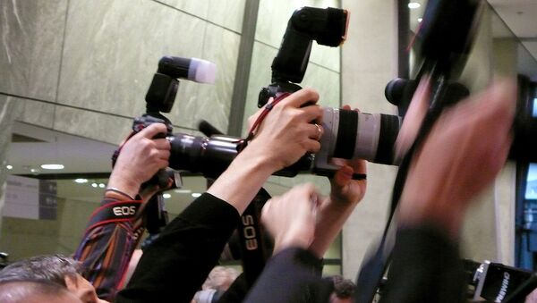 Фоторепортеры на пресс-конференции - Sputnik Армения
