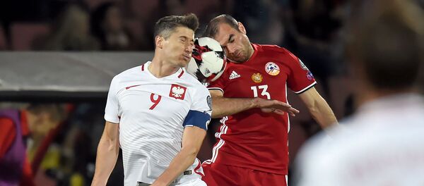 Матч Армения-Польша, Камо Ованнисян и 9 номер сборной Польши - Sputnik Армения