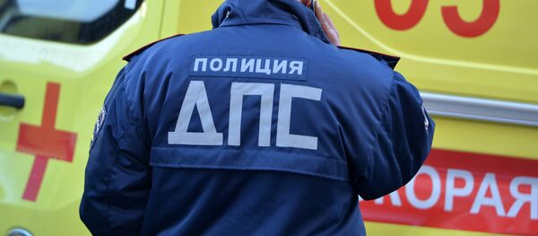 Машина Скорой помощи и сотрудник ДПС - Sputnik Армения