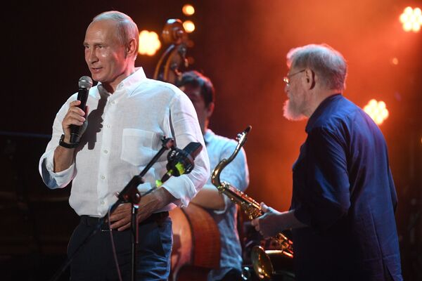 Президент РФ Владимир Путин во время посещения фестиваля Koktebel Jazz Party 2017 - Sputnik Армения