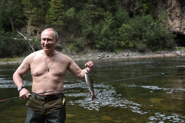 ՌԴ նախագահ Վլադիմիր Պուտինը Տիկվա հանրապետության լեռնային լճերի կասկադում ձկնորսություն անելիս: Նախագահն արձակուրդն անցկացրելէ  օգոստոսի 1-3-ը: - Sputnik Արմենիա