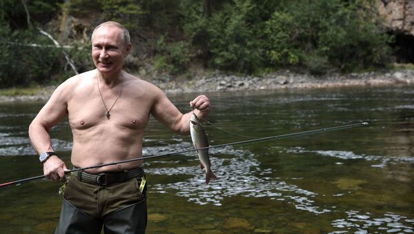 Президент РФ Владимир Путин во время рыбалки на каскаде горных озер в Республике Тыва - Sputnik Армения