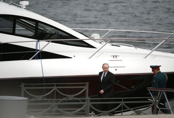 Президент России Владимир Путин во время участия в торжествах по случаю Дня ВМФ в Санкт-Петербурге - Sputnik Армения