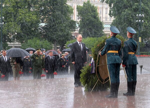 ՌԴ նախագահ Վլադիմիր Պուտինը և ՌԴ վարչապետ Դմիտրի Մեդվեդևը Հիշատակի և սգո օրը Ալեքսանդրովսկի այգում մասնակցում են անհայտ զինվորի գերեզմանին ծաղիկներ դնելու արարողությանը: - Sputnik Արմենիա