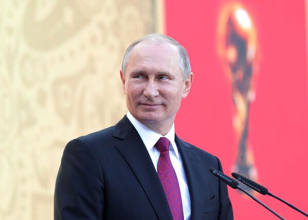 ՌԴ նախագահ Վլադիմիր Պուտինը 2018 թվականի ՖԻՖԱ-ի առաջնության Գավաթի տուրի մեկնարկի արարողությանը մեծ մարզադաշտում, Մոսկվայի «Լուժնիկի» օլիմպիական համալիրի այցելության ժամանակ: - Sputnik Արմենիա