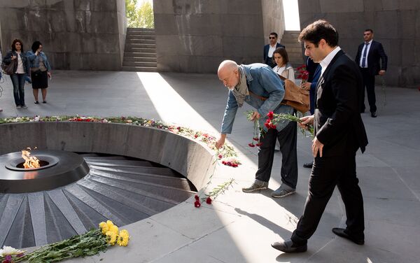 Джон Малкович возложил цветы к Мемориалу жертв Геноцида Армян в Цицернакаберде - Sputnik Армения