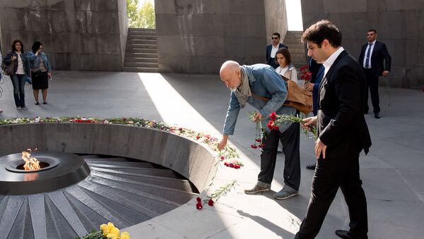 Джон Малкович возложил цветы к Мемориалу жертв Геноцида Армян в Цицернакаберде - Sputnik Արմենիա