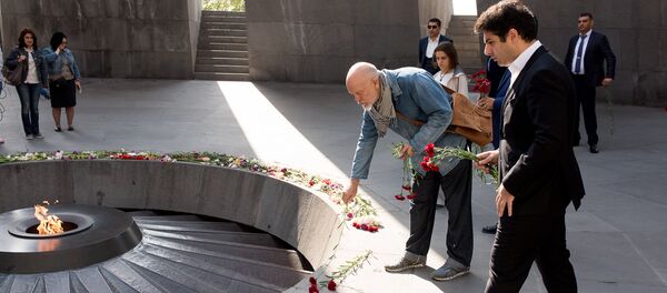 Джон Малкович возложил цветы к Мемориалу жертв Геноцида Армян в Цицернакаберде Джон Малкович возложил цветы к Мемориалу жертв Геноцида Армян в Цицернакаберде - Sputnik Արմենիա