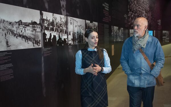 Джон Малкович посетил Мемориал жертв Геноцида Армян в Цицернакаберде - Sputnik Армения