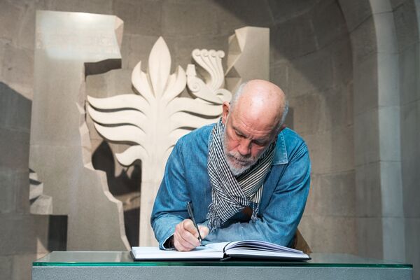 Джон Малкович посетил Мемориал жертв Геноцида Армян в Цицернакаберде Джон Малкович посетил Мемориал жертв Геноцида Армян в Цицернакаберде - Sputnik Արմենիա