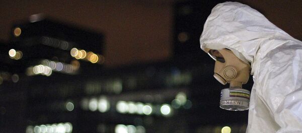 Человек в защитном от химикатов и бактерий костюме - Sputnik Армения