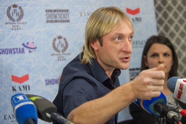 Фигурист Евгений Плющенко на пресс-конференции в Ереване - Sputnik Армения