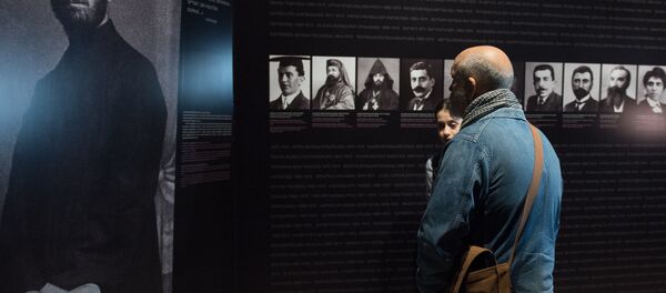 Джон Малкович посетил Музей Геноцида армян в Цицернакаберде - Sputnik Արմենիա