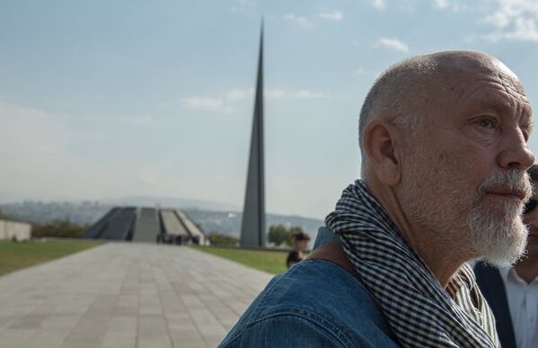 Джон Малкович посетил Мемориал жертв Геноцида Армян в Цицернакаберде - Sputnik Армения