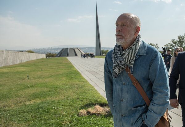 Джон Малкович посетил Мемориал жертв Геноцида Армян в Цицернакаберде Джон Малкович посетил Мемориал жертв Геноцида Армян в Цицернакаберде - Sputnik Армения