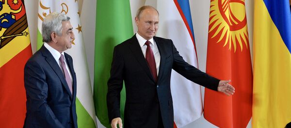 Владимир Путин и Серж Саргсян на заседании Совета глав государств СНГ Владимир Путин и Серж Саргсян на заседании Совета глав государств СНГ - Sputnik Արմենիա