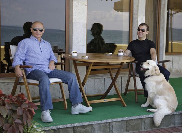 2009 թվականի օգոստոսի 14։ Ռուսաստանի նախագահ Դմիտրի Մեդվեդևը և վարչապետ Վլադիմիր Պուտինը (աջից ձախ) աշխատանքային հանդիպման ժամանակ Սոչիի «Бочаров ручей» նախագահական նստավայրի տարածքում։ Նախագահի շունը` ոսկեգույն ռետրիվեր Ալդոն։ - Sputnik Արմենիա