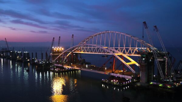 Вечерние кадры подготовки автодорожной арки Крымского моста к подъему - Sputnik Армения