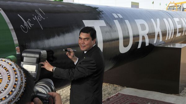 Президент Туркмении Гурбангулы Бердымухамедов у символичной газовой трубы - Sputnik Армения