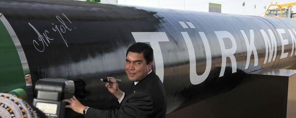 Президент Туркмении Гурбангулы Бердымухамедов у символичной газовой трубы - Sputnik Արմենիա