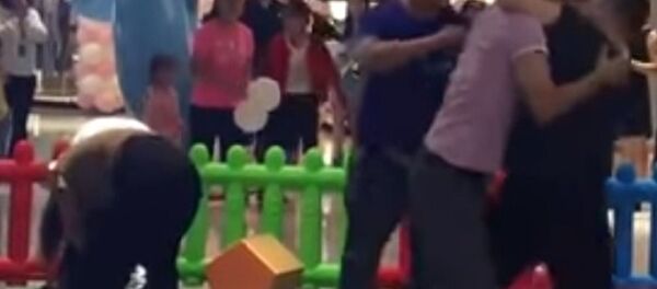 Видеофакт: массовая драка родителей в торговом центре в Китае Видеофакт: массовая драка родителей в торговом центре в Китае - Sputnik Արմենիա